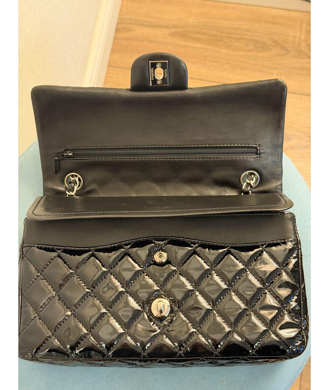 CHANEL Черная сумка через плечо из лакированной кожи, фото 5