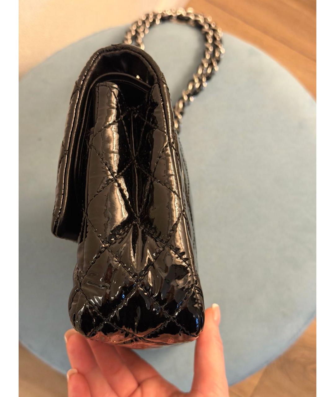 CHANEL Черная сумка через плечо из лакированной кожи, фото 8