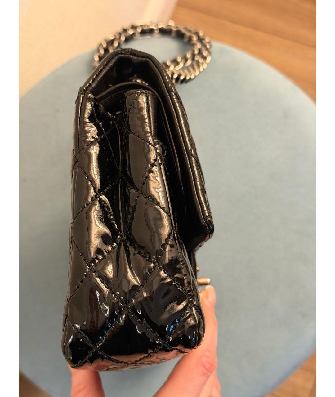 CHANEL Черная сумка через плечо из лакированной кожи, фото 7