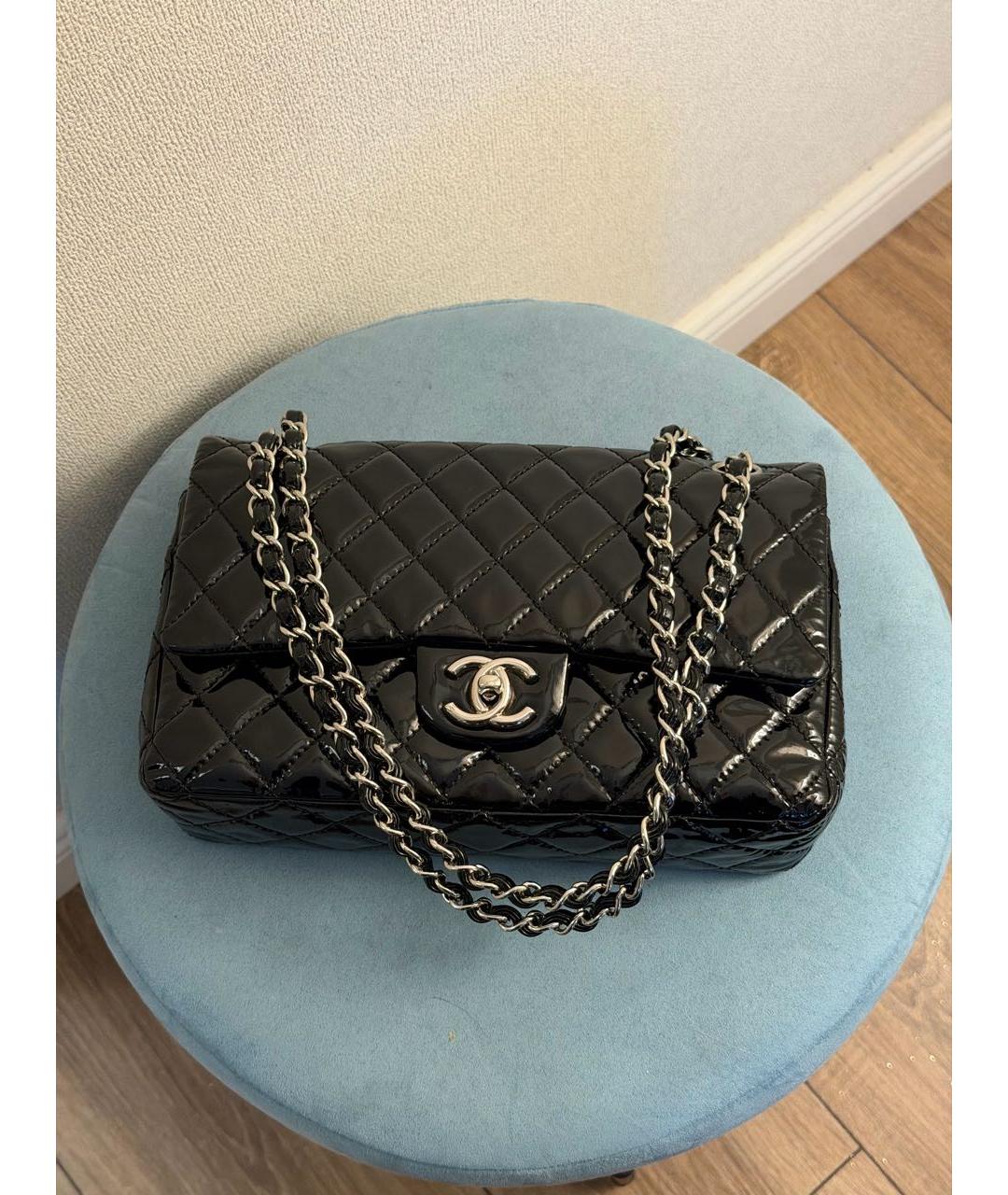 CHANEL Черная сумка через плечо из лакированной кожи, фото 4