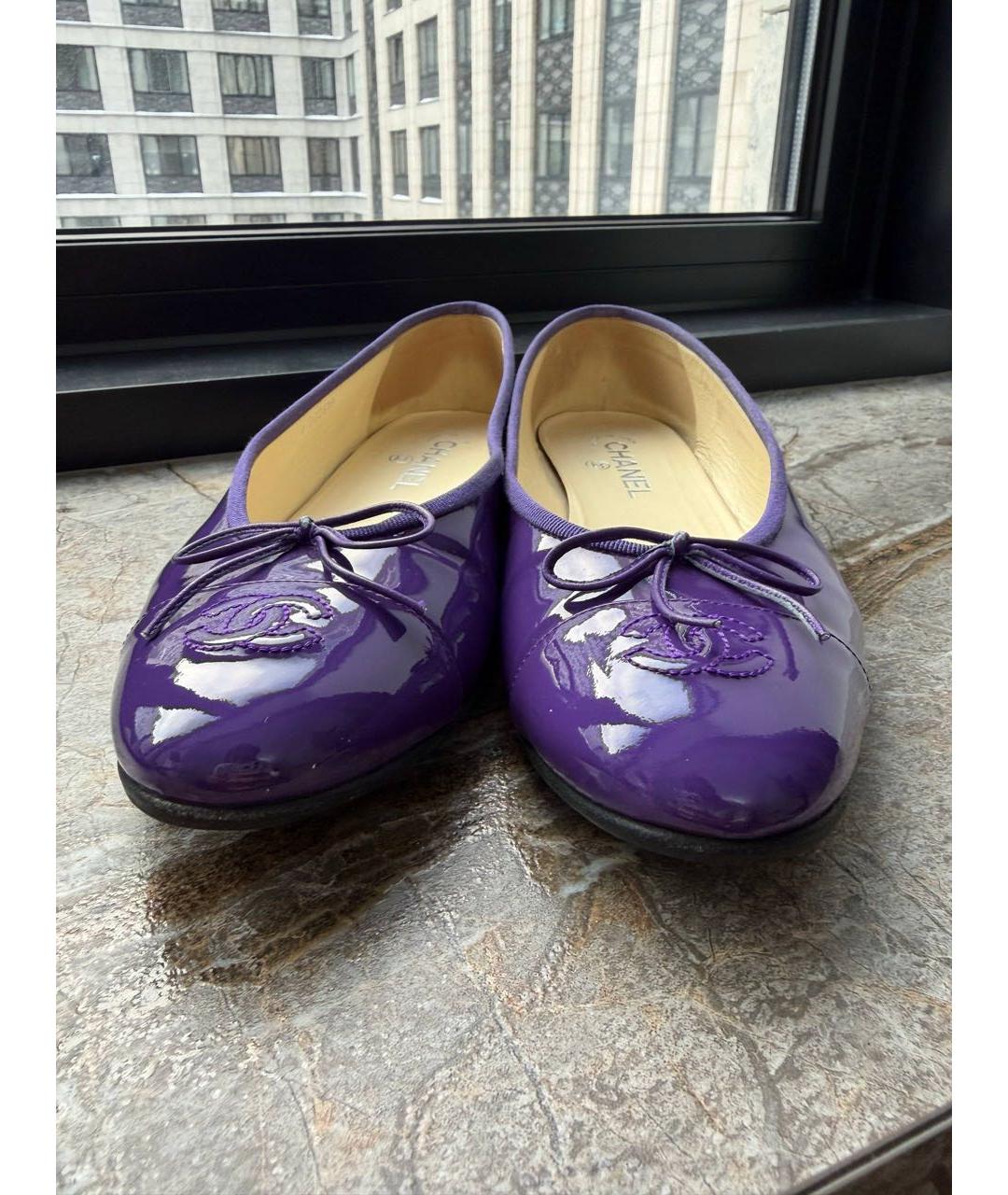 CHANEL Фиолетовые балетки из лакированной кожи, фото 2