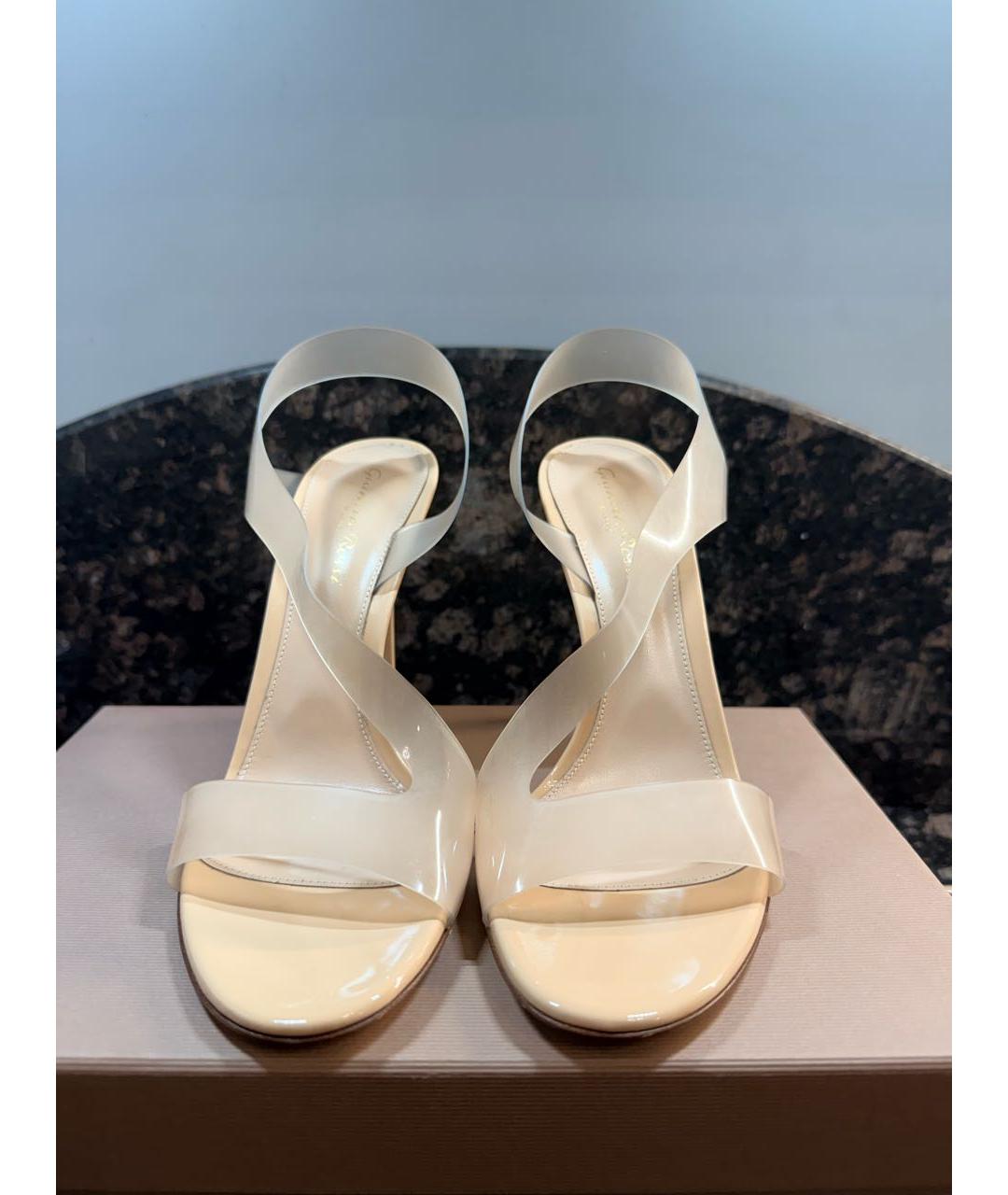 GIANVITO ROSSI Бежевые босоножки из лакированной кожи, фото 3