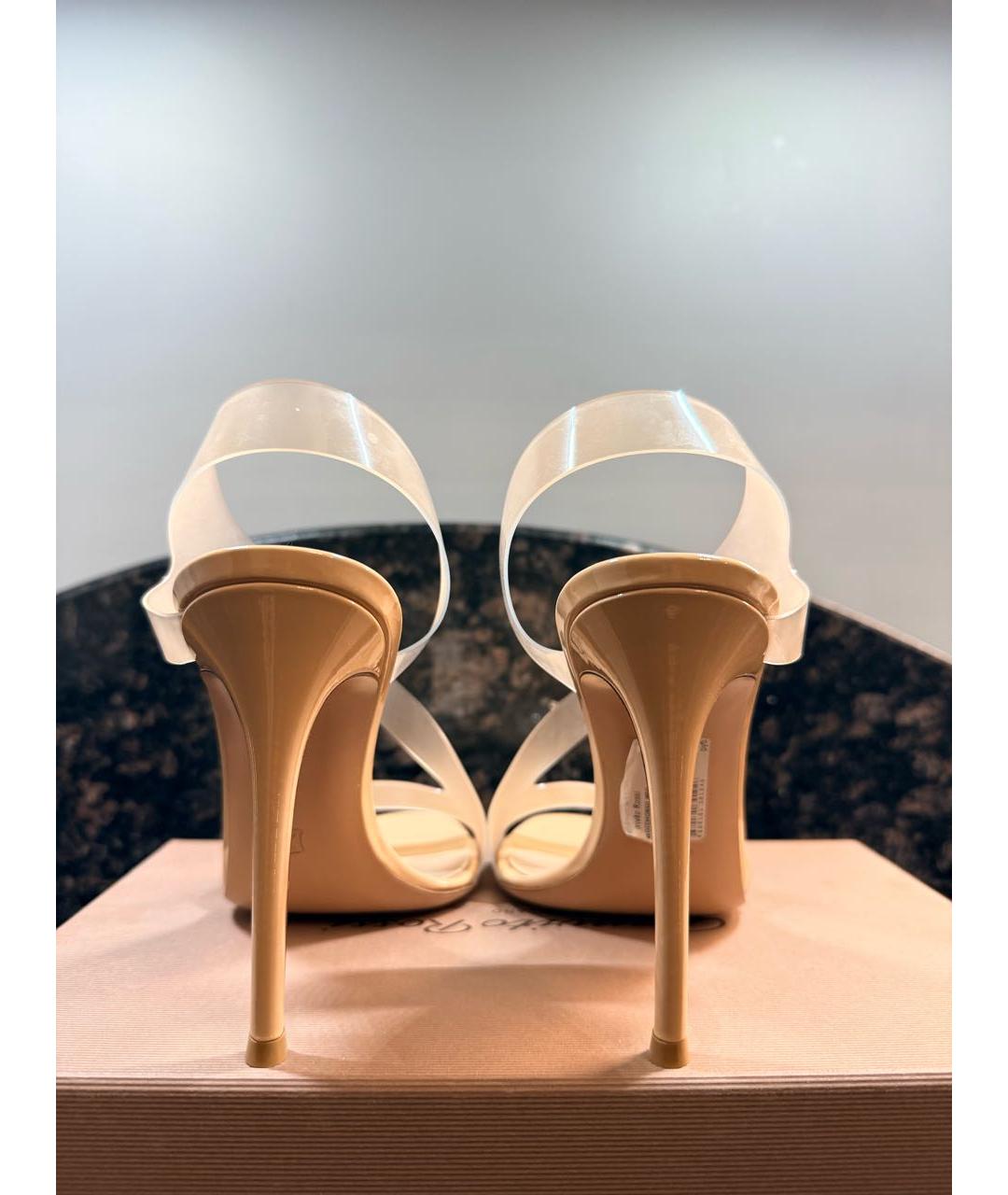 GIANVITO ROSSI Бежевые босоножки из лакированной кожи, фото 5