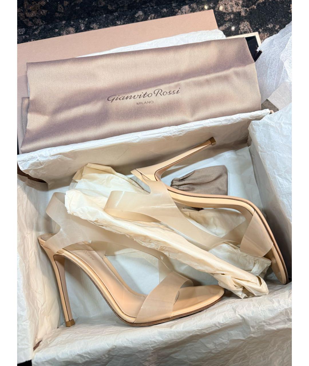 GIANVITO ROSSI Бежевые босоножки из лакированной кожи, фото 8