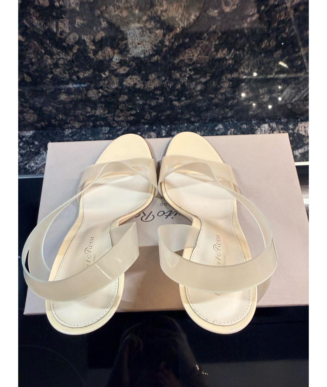 GIANVITO ROSSI Бежевые босоножки из лакированной кожи, фото 4