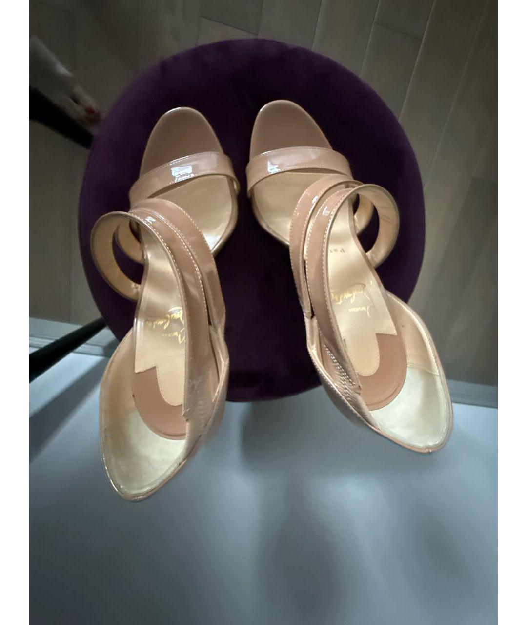 CHRISTIAN LOUBOUTIN Бежевые босоножки из лакированной кожи, фото 3