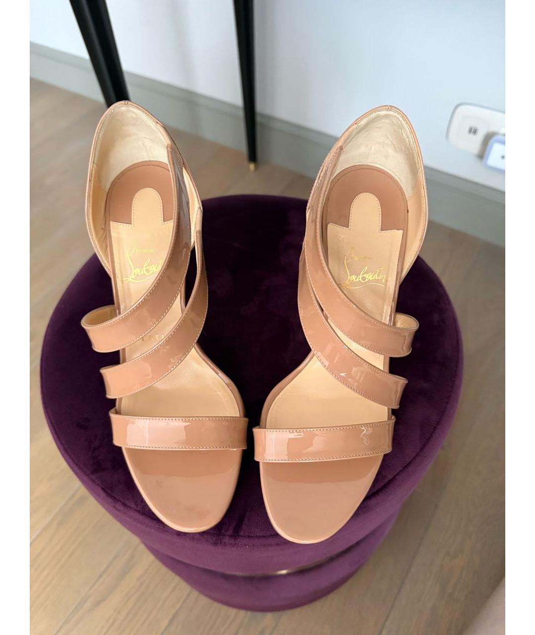 CHRISTIAN LOUBOUTIN Бежевые босоножки из лакированной кожи, фото 5