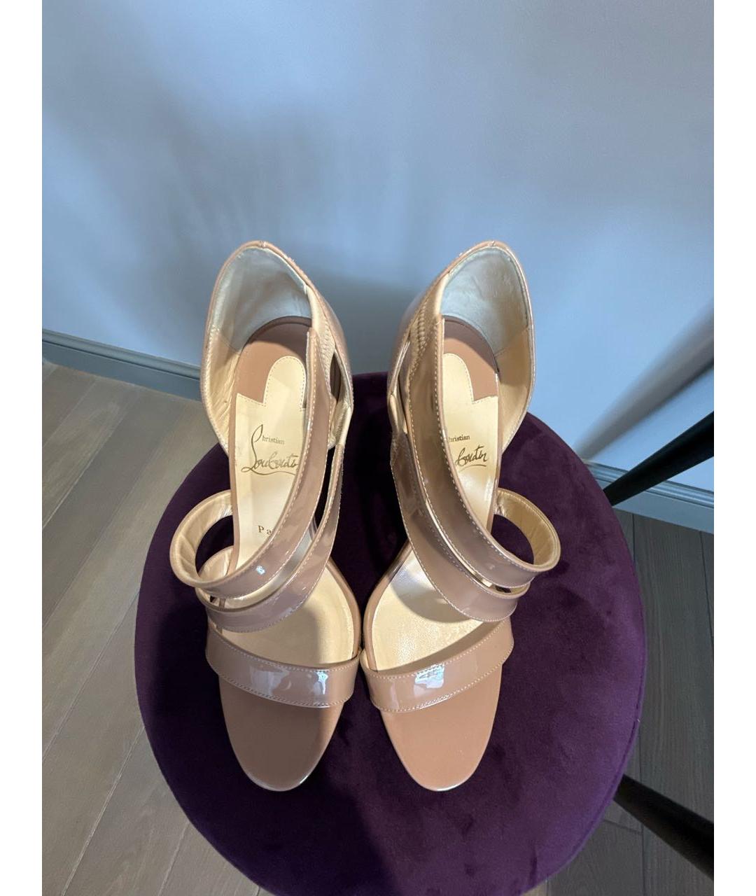 CHRISTIAN LOUBOUTIN Бежевые босоножки из лакированной кожи, фото 2