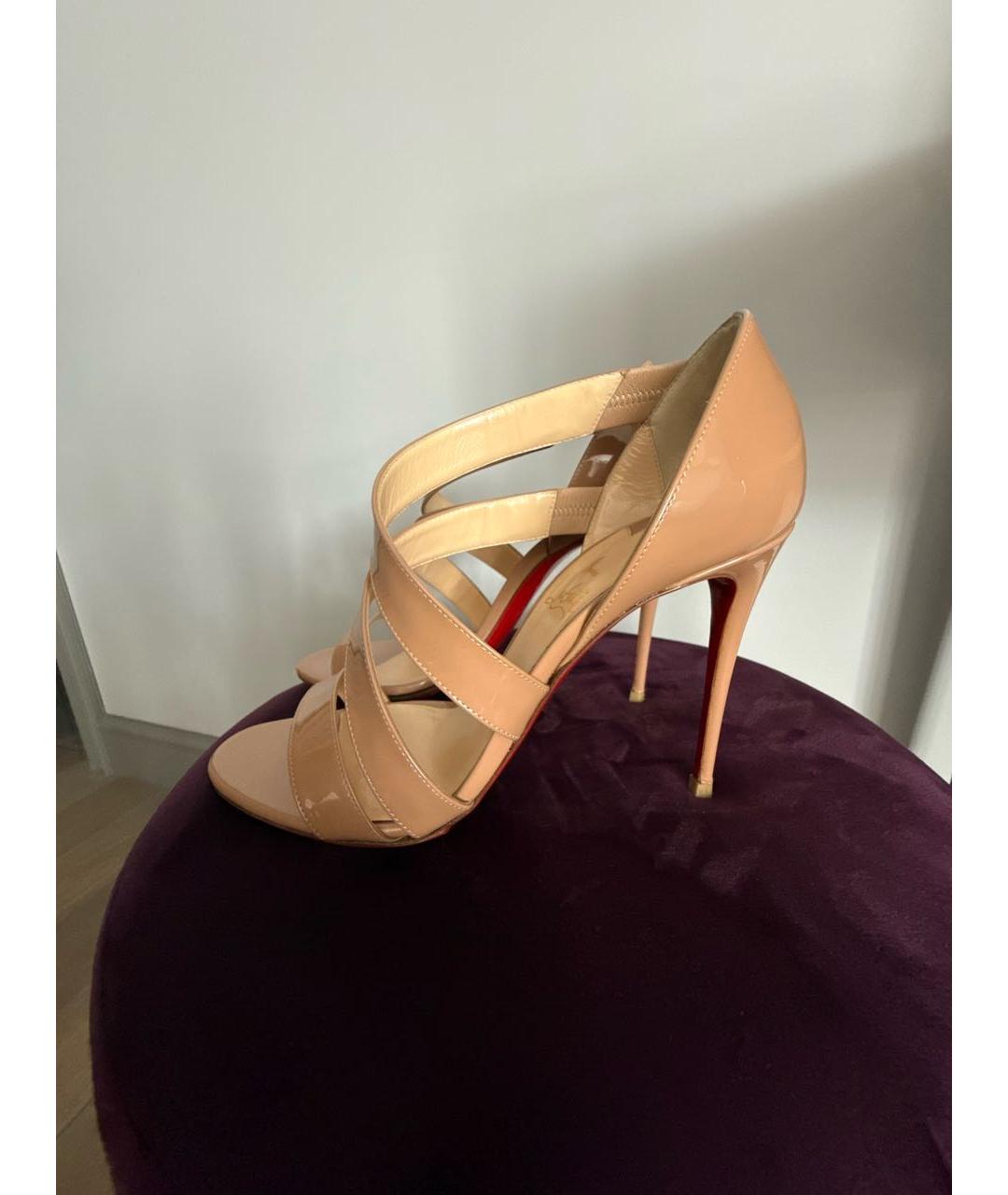 CHRISTIAN LOUBOUTIN Бежевые босоножки из лакированной кожи, фото 9