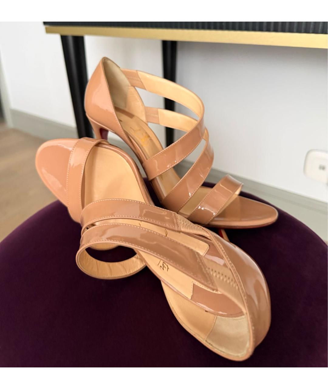 CHRISTIAN LOUBOUTIN Бежевые босоножки из лакированной кожи, фото 8