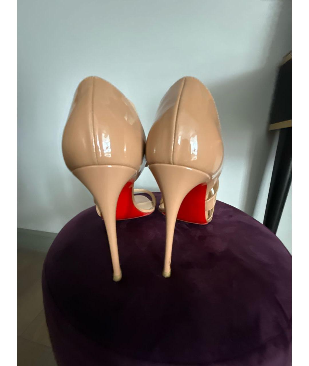 CHRISTIAN LOUBOUTIN Бежевые босоножки из лакированной кожи, фото 4