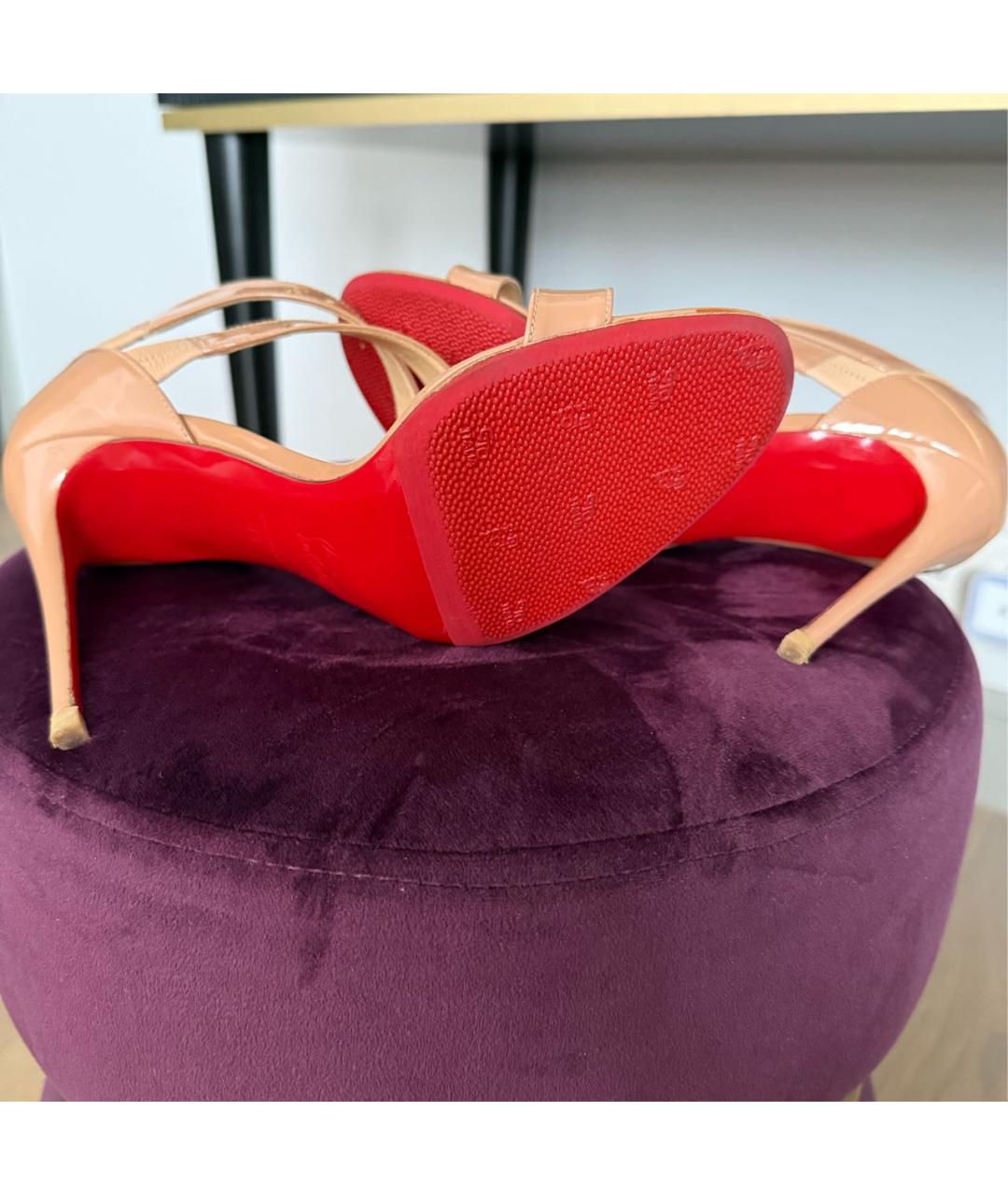 CHRISTIAN LOUBOUTIN Бежевые босоножки из лакированной кожи, фото 7