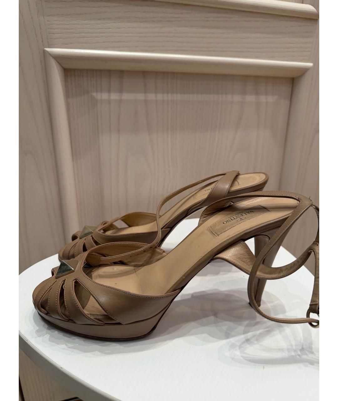 VALENTINO Бежевые кожаные босоножки, фото 5