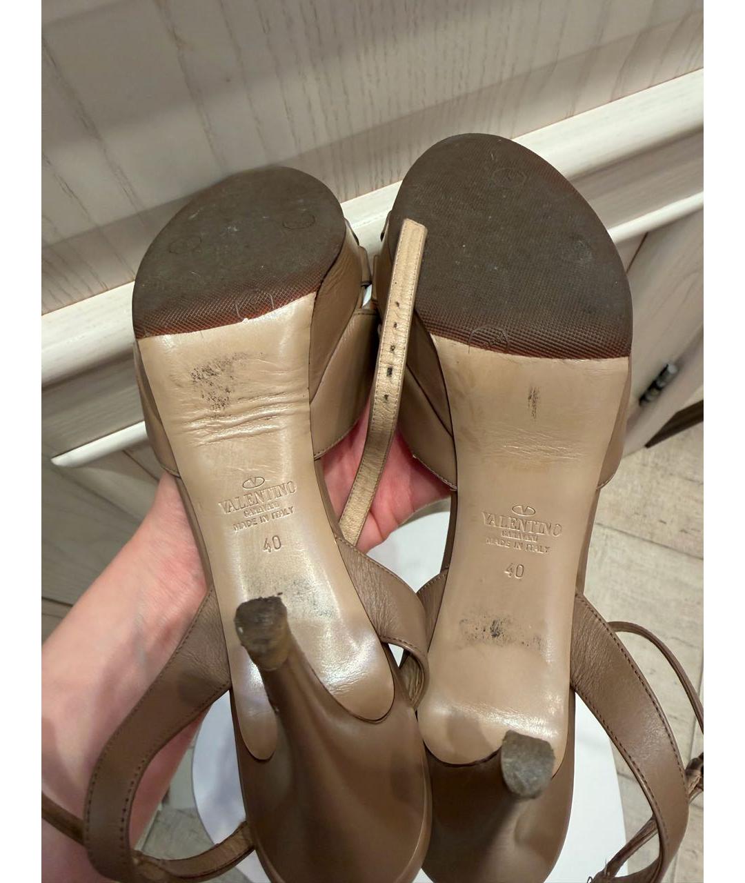 VALENTINO Бежевые кожаные босоножки, фото 6