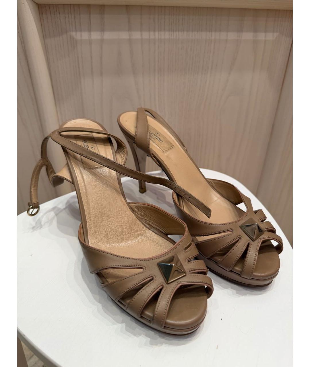 VALENTINO Бежевые кожаные босоножки, фото 2