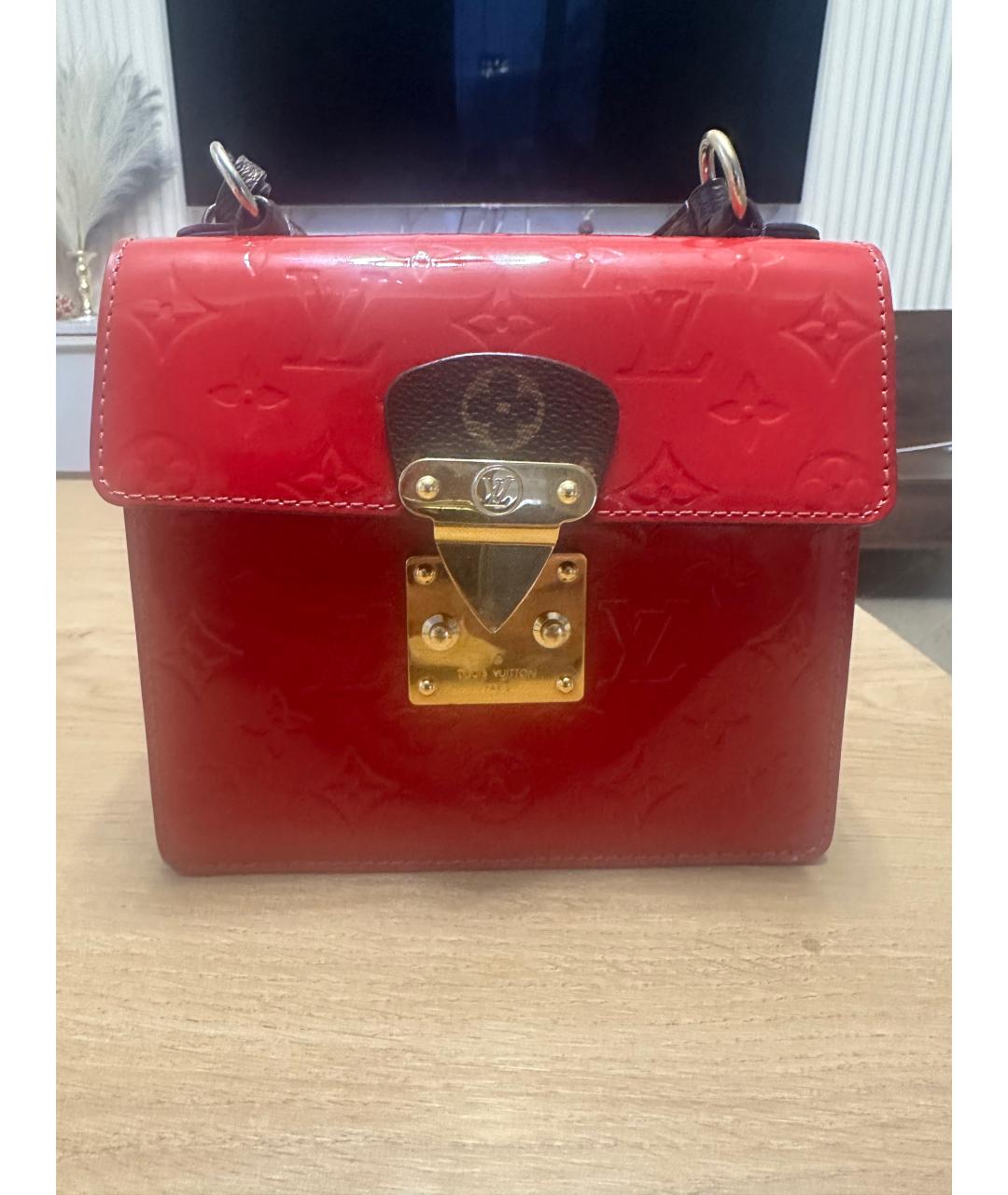 LOUIS VUITTON Красная сумка с короткими ручками из лакированной кожи, фото 3