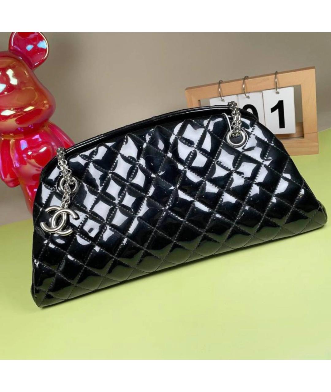 CHANEL Черная сумка с короткими ручками из лакированной кожи, фото 2