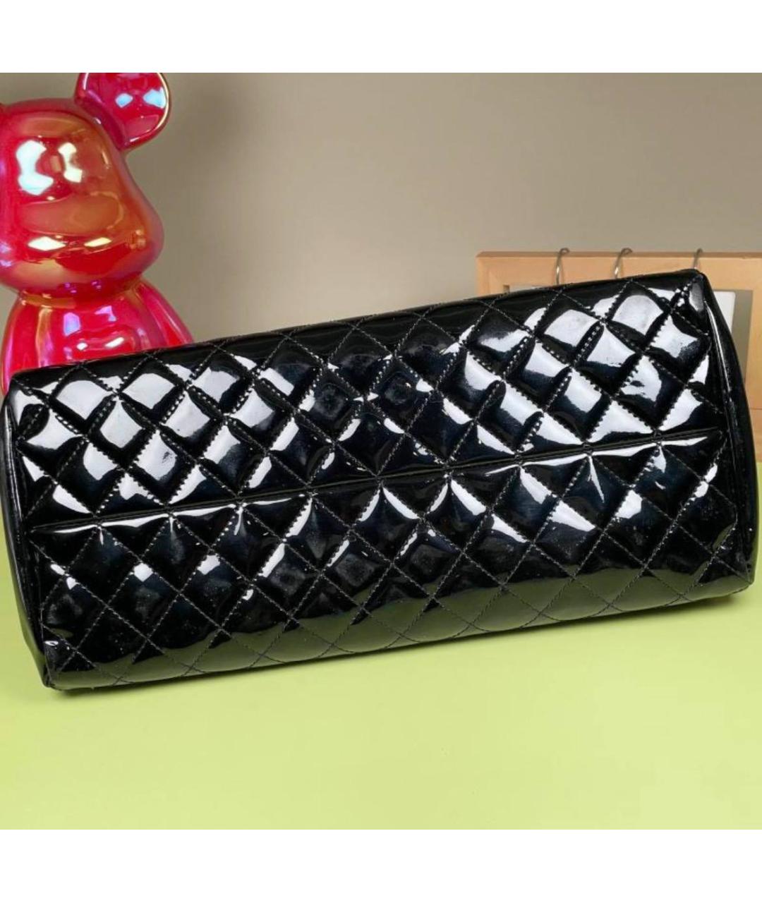 CHANEL Черная сумка с короткими ручками из лакированной кожи, фото 5