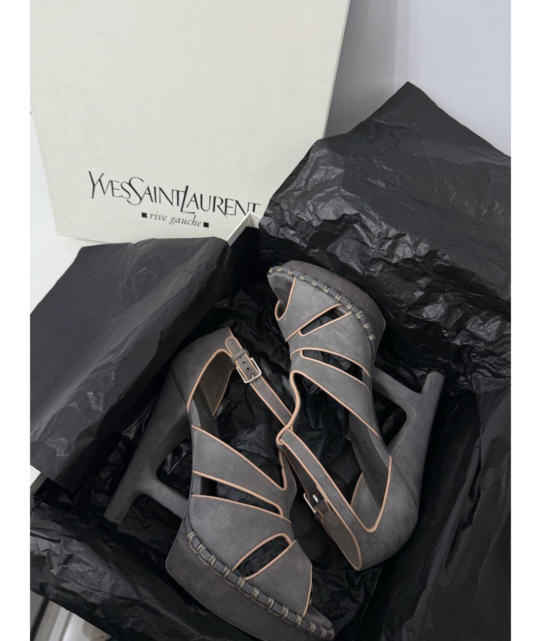 SAINT LAURENT Серые замшевые босоножки, фото 5