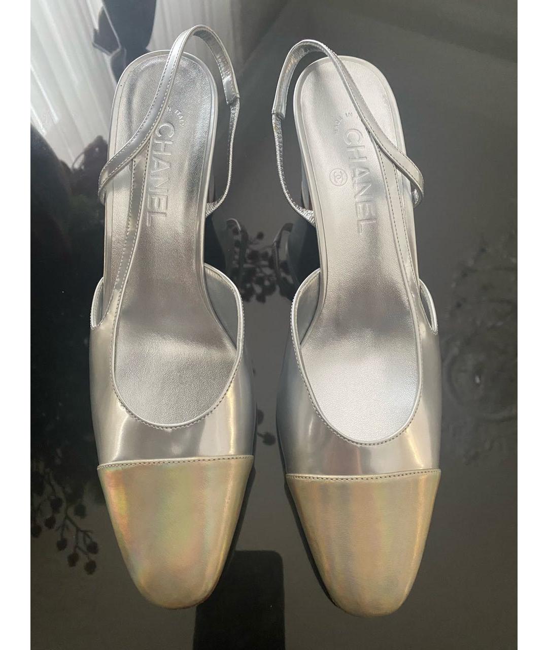 CHANEL Серебряные лодочки на низком каблуке из лакированной кожи, фото 2