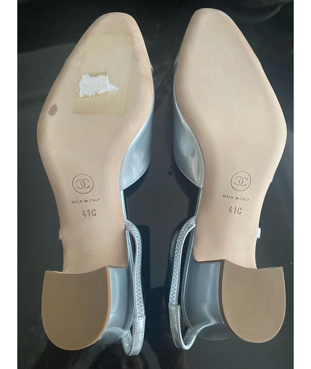 CHANEL Серебряные лодочки на низком каблуке из лакированной кожи, фото 4