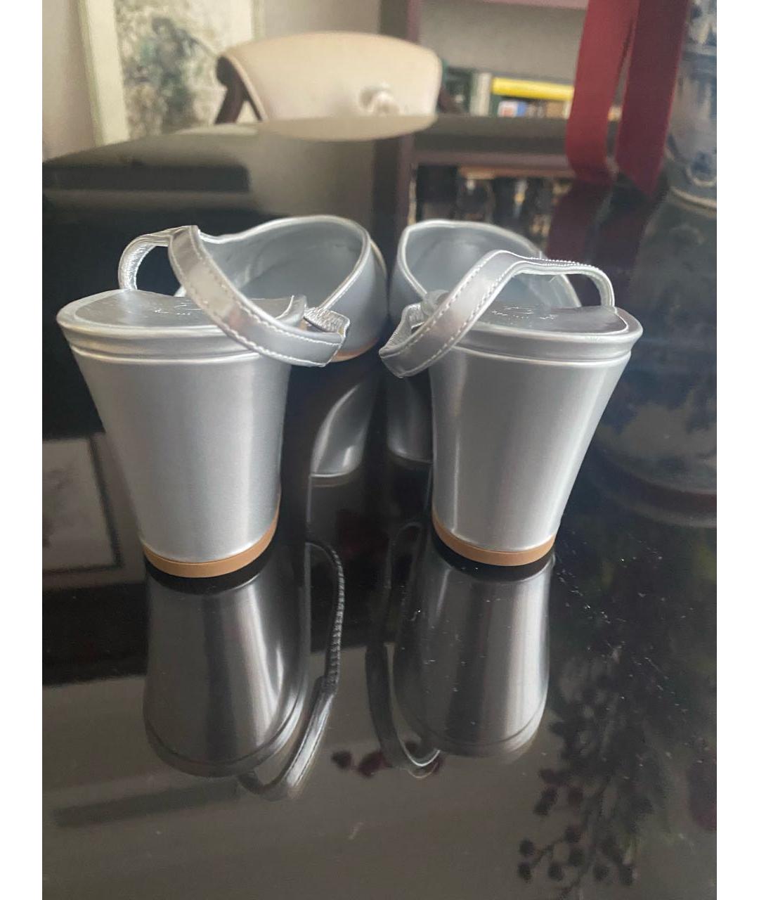 CHANEL Серебряные лодочки на низком каблуке из лакированной кожи, фото 3