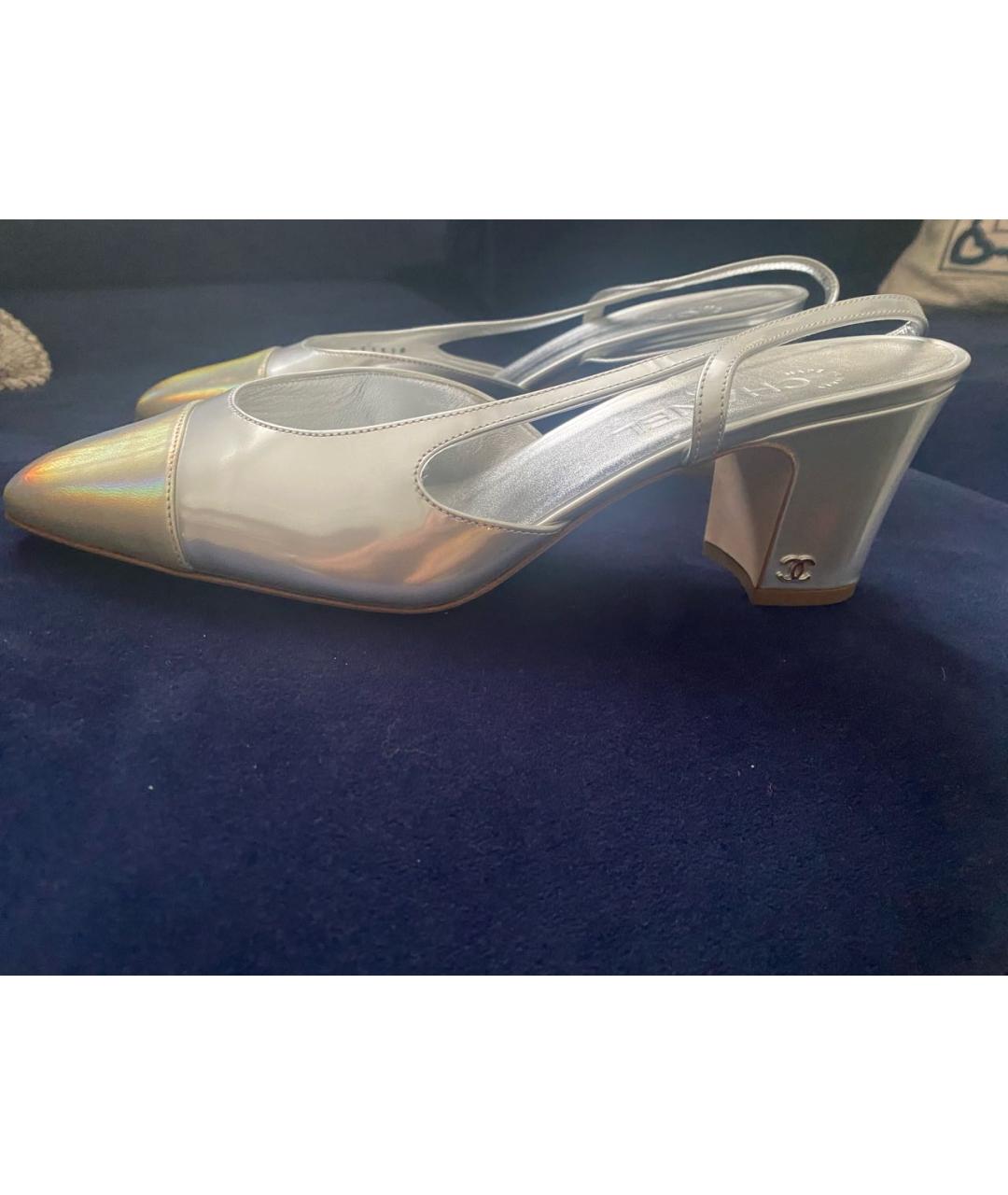 CHANEL Серебряные лодочки на низком каблуке из лакированной кожи, фото 5