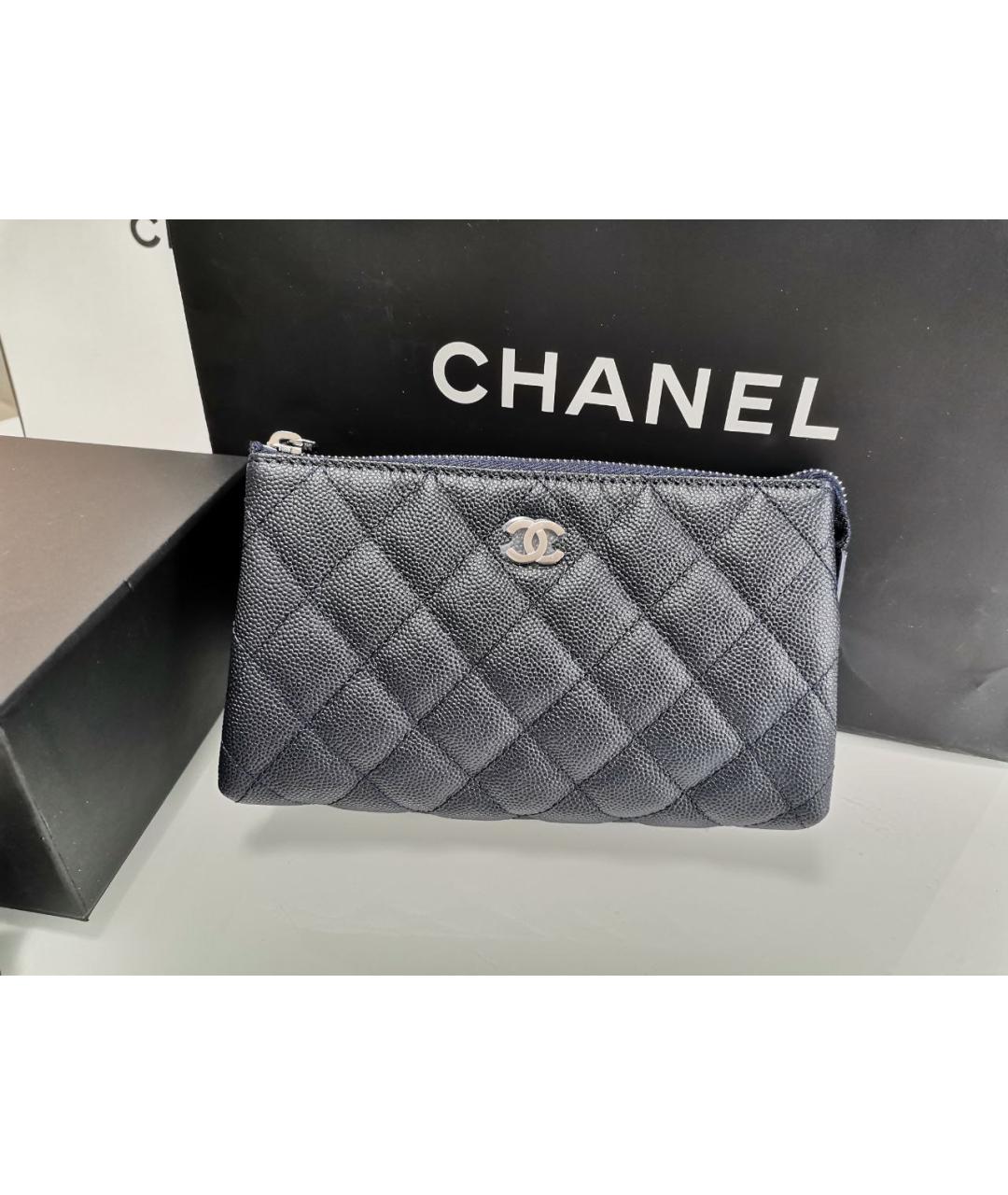 CHANEL Темно-синяя кожаная косметичка, фото 4