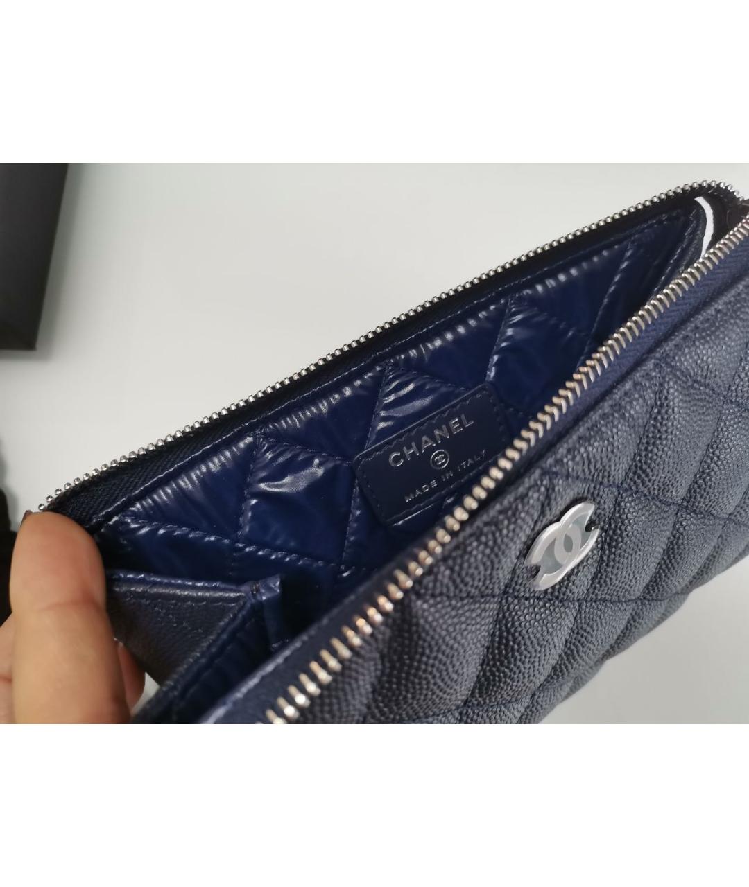 CHANEL Темно-синяя кожаная косметичка, фото 3