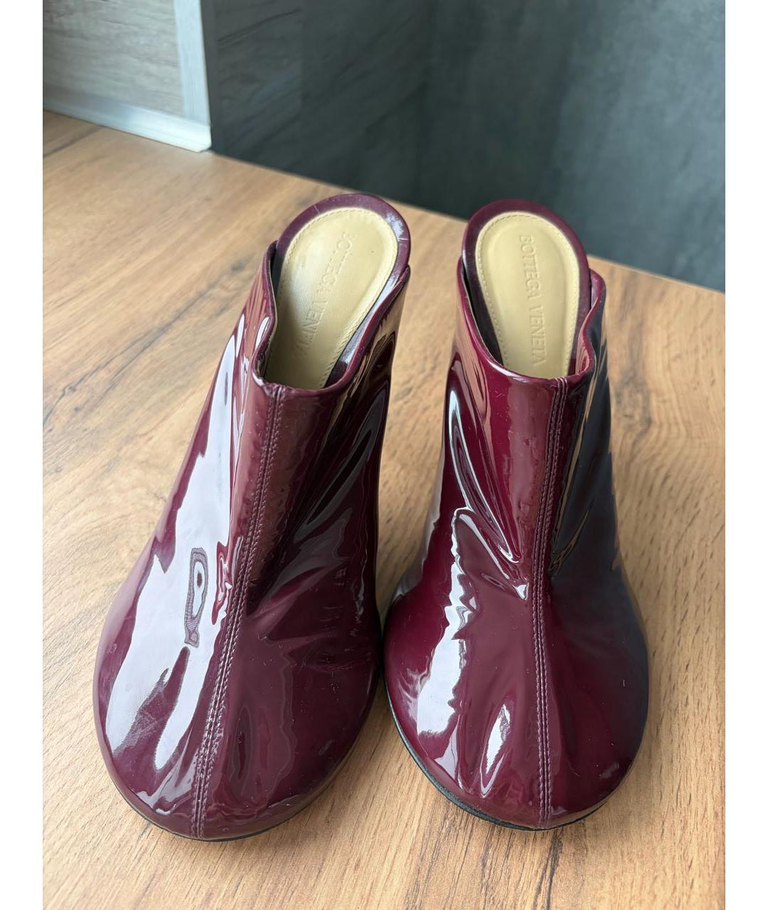BOTTEGA VENETA Бордовые мюли из лакированной кожи, фото 3