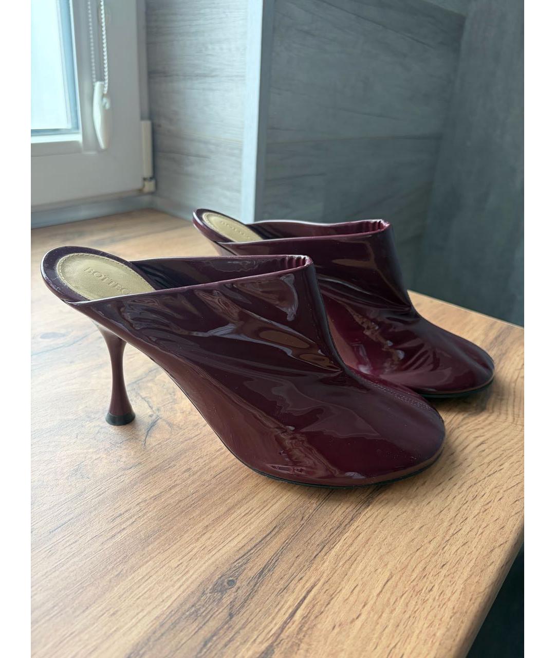 BOTTEGA VENETA Бордовые мюли из лакированной кожи, фото 7