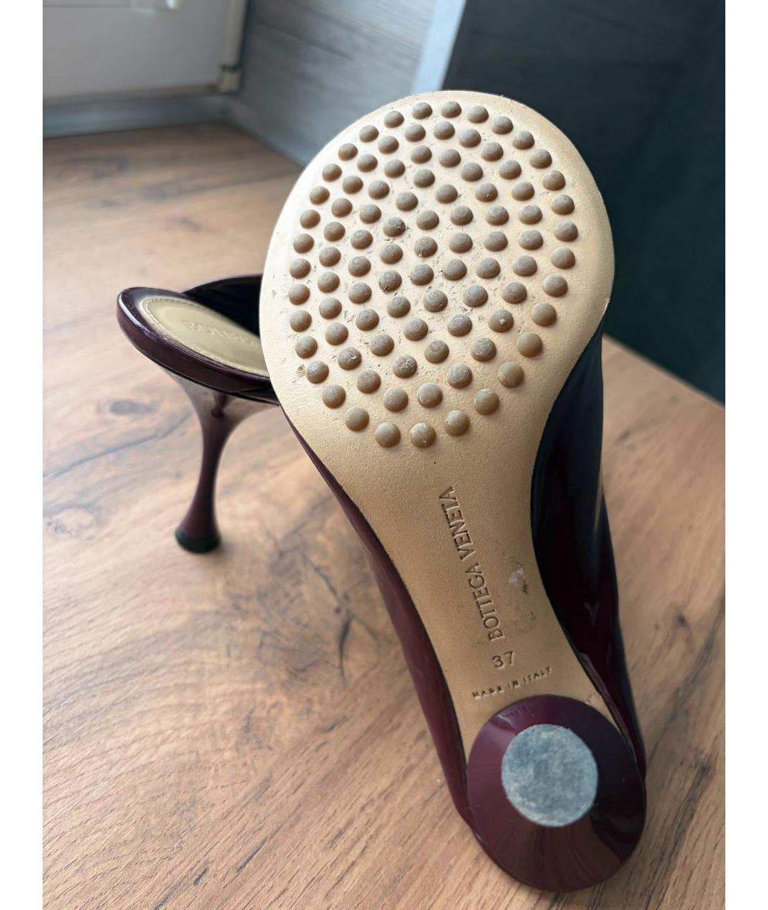 BOTTEGA VENETA Бордовые мюли из лакированной кожи, фото 5