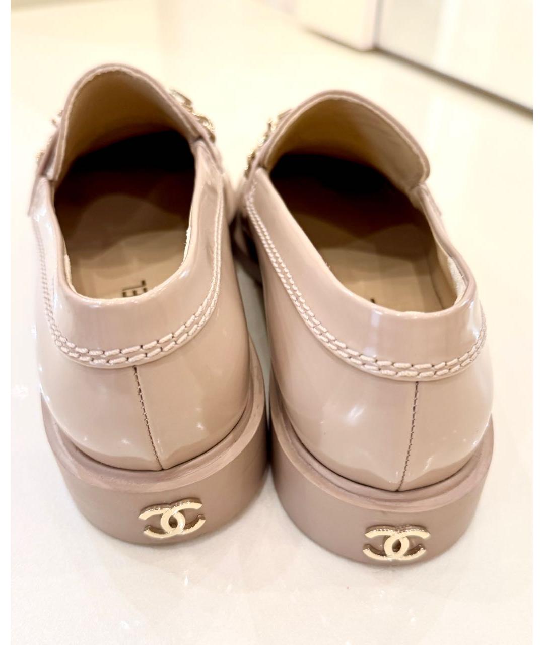 CHANEL Бежевые лоферы из лакированной кожи, фото 3
