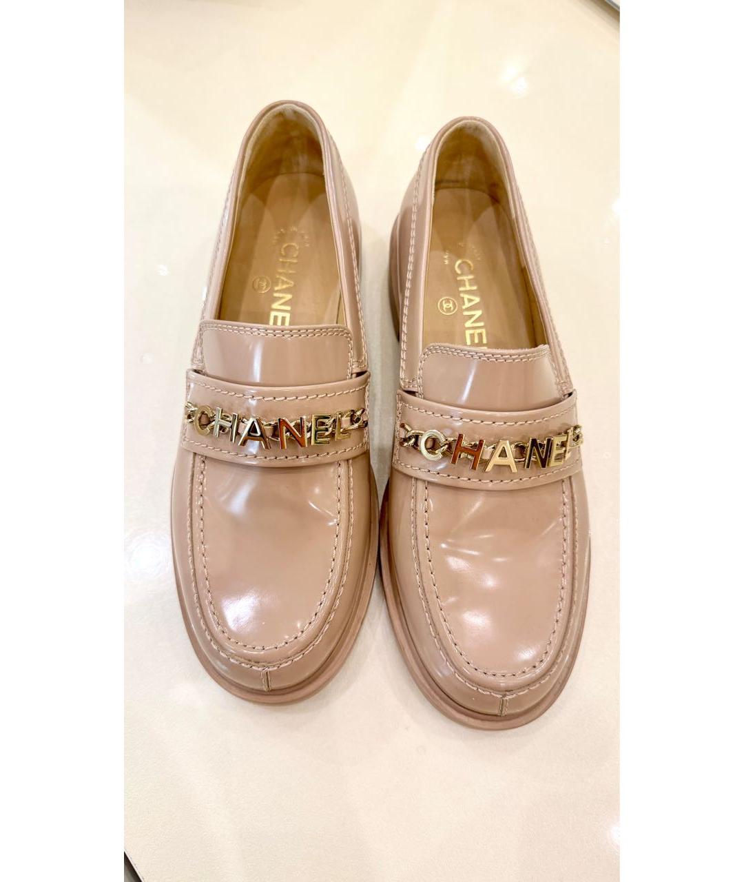 CHANEL Бежевые лоферы из лакированной кожи, фото 2