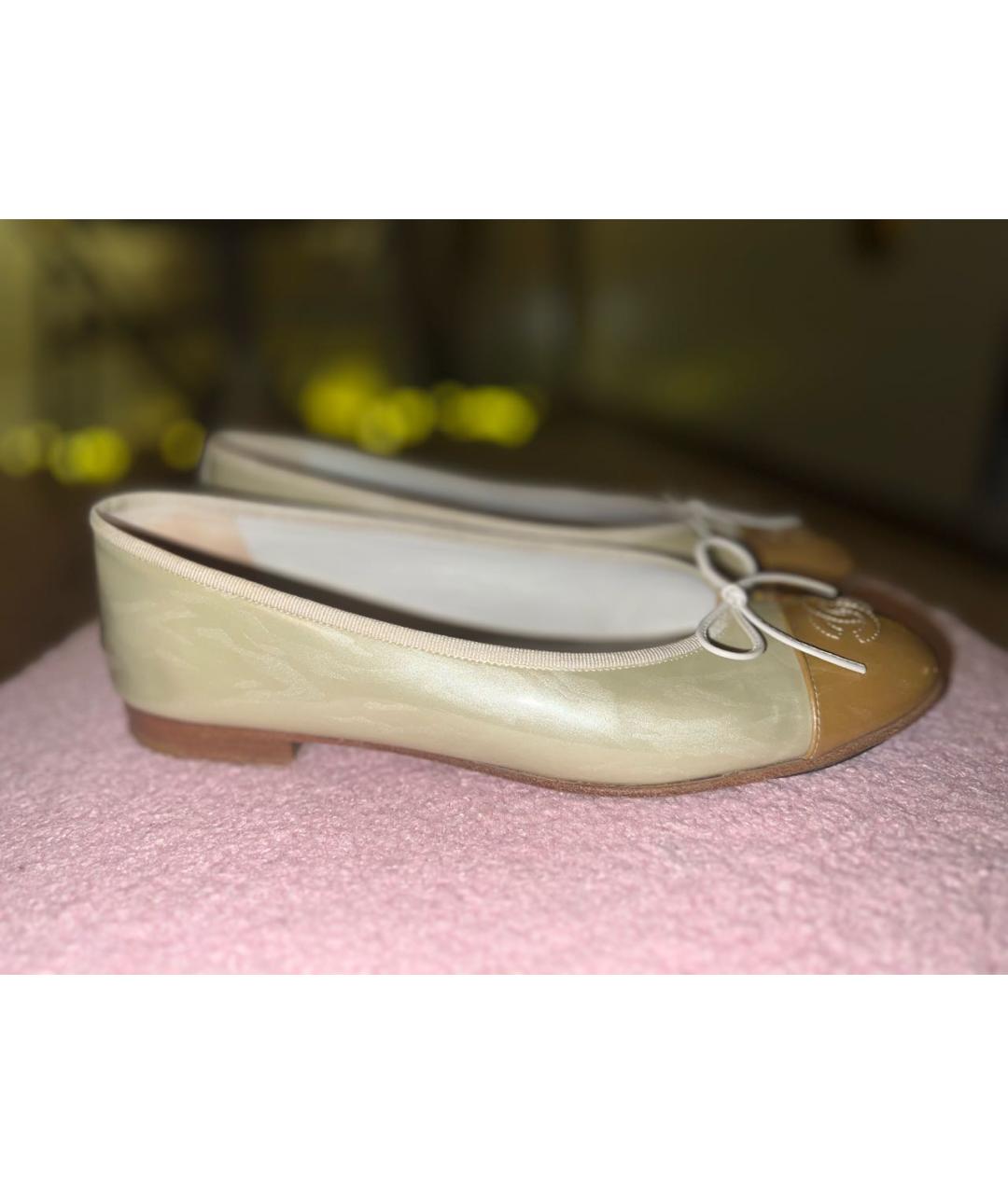 CHANEL Бежевые балетки из лакированной кожи, фото 9