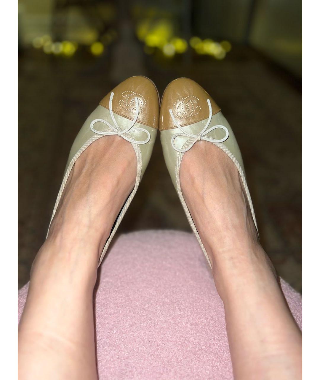 CHANEL Бежевые балетки из лакированной кожи, фото 5