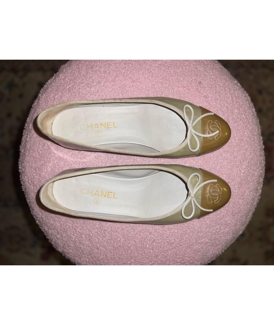 CHANEL Бежевые балетки из лакированной кожи, фото 3