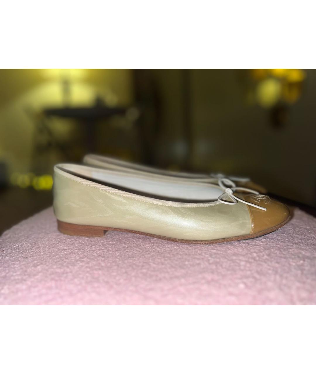 CHANEL Бежевые балетки из лакированной кожи, фото 2