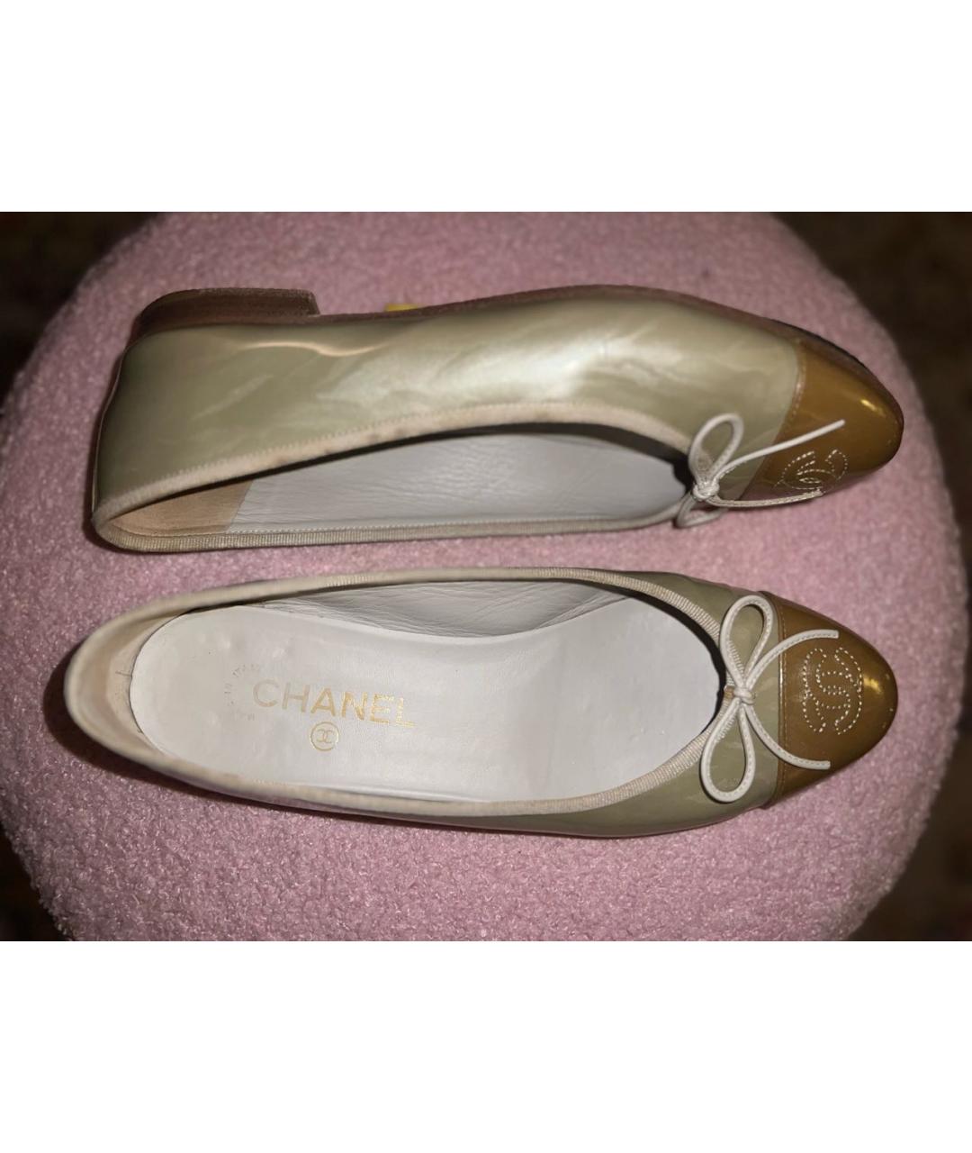 CHANEL Бежевые балетки из лакированной кожи, фото 4