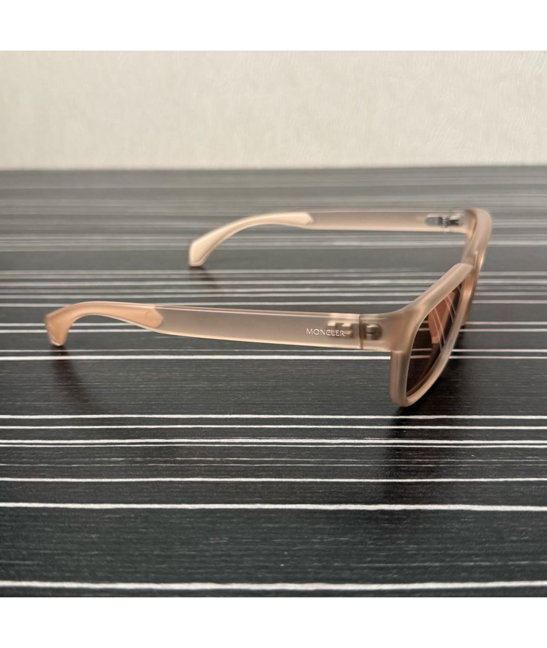 MONCLER Бежевые пластиковые солнцезащитные очки, фото 2