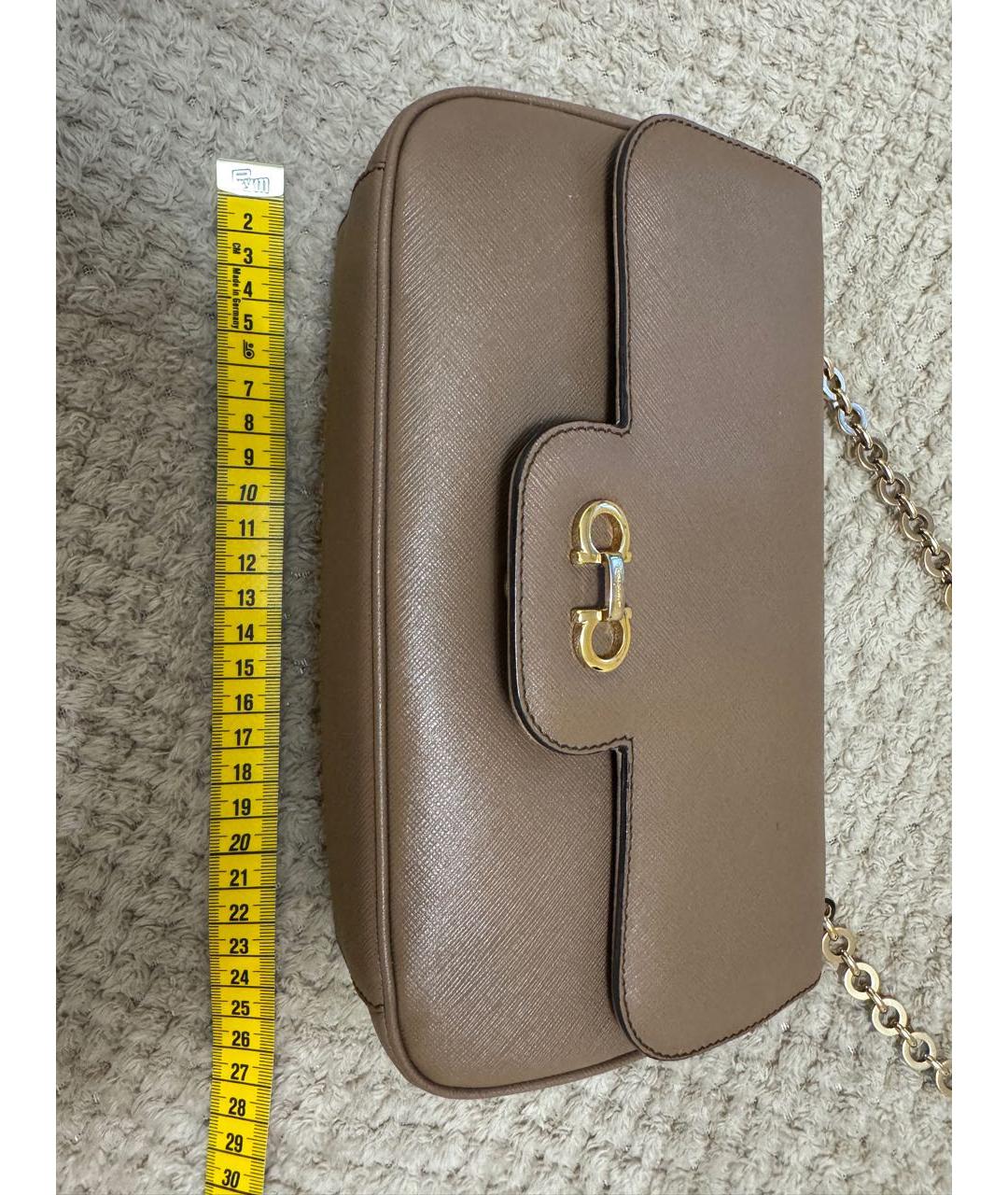 FERRAGAMO Бежевая кожаная сумка через плечо, фото 3