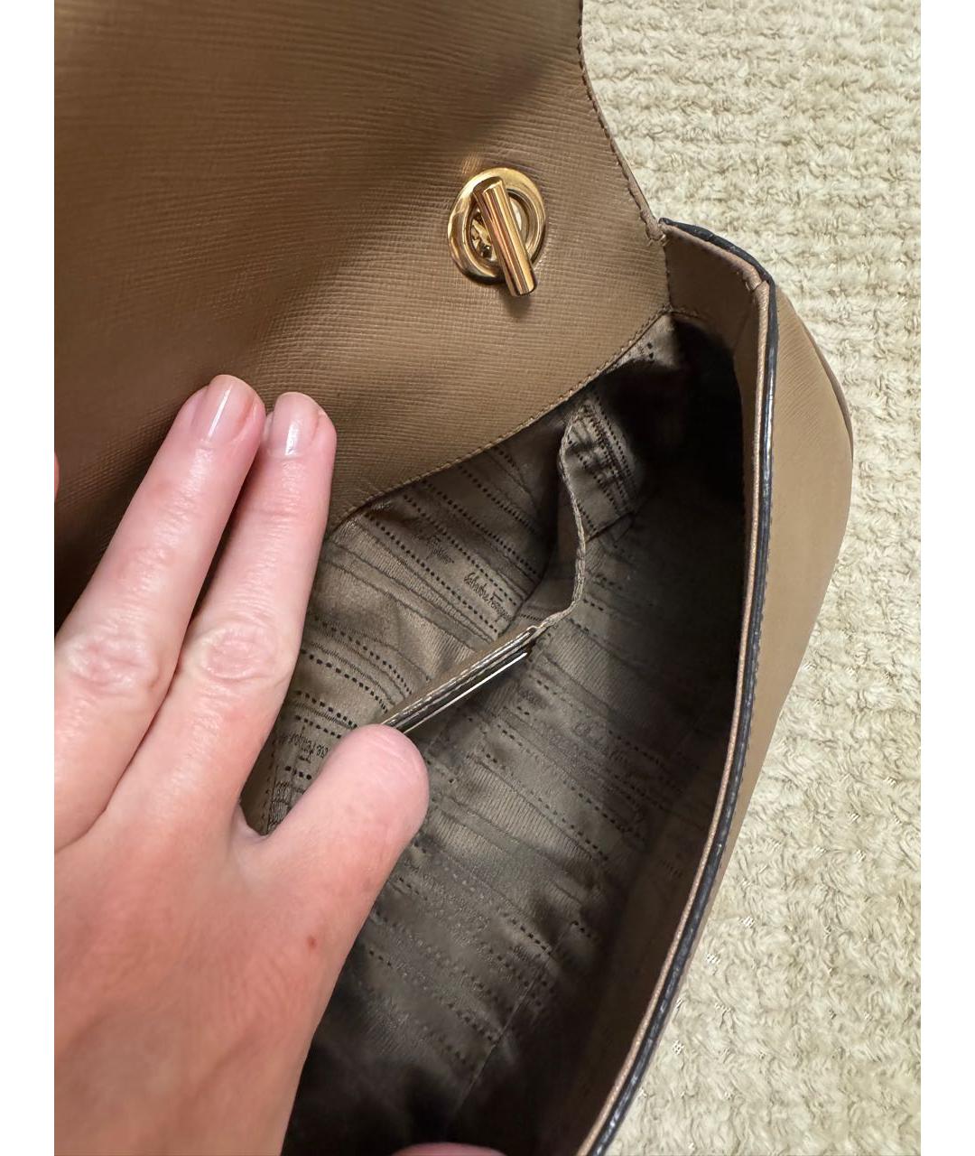 FERRAGAMO Бежевая кожаная сумка через плечо, фото 6