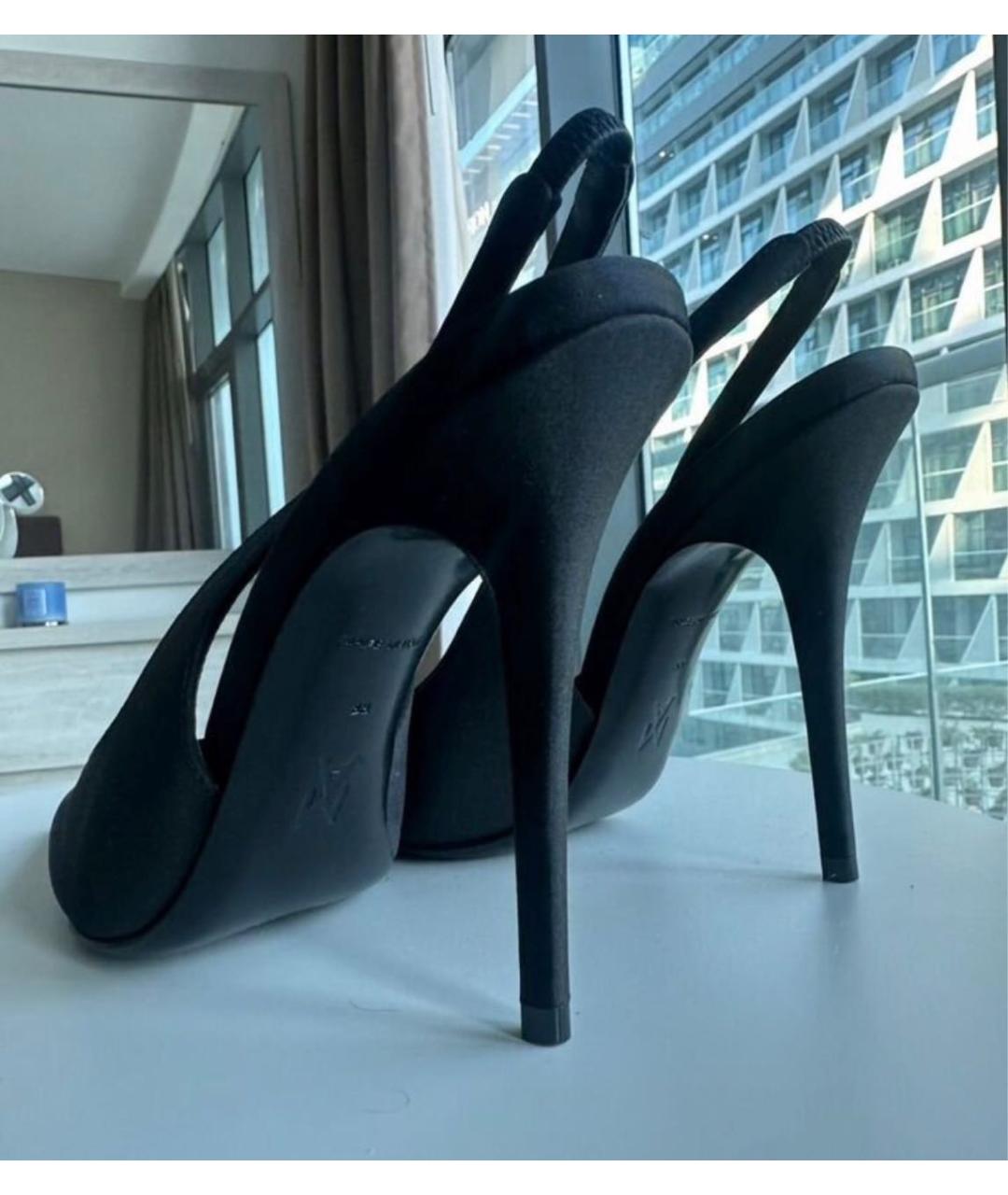 Amina Muaddi Черные текстильные босоножки, фото 4