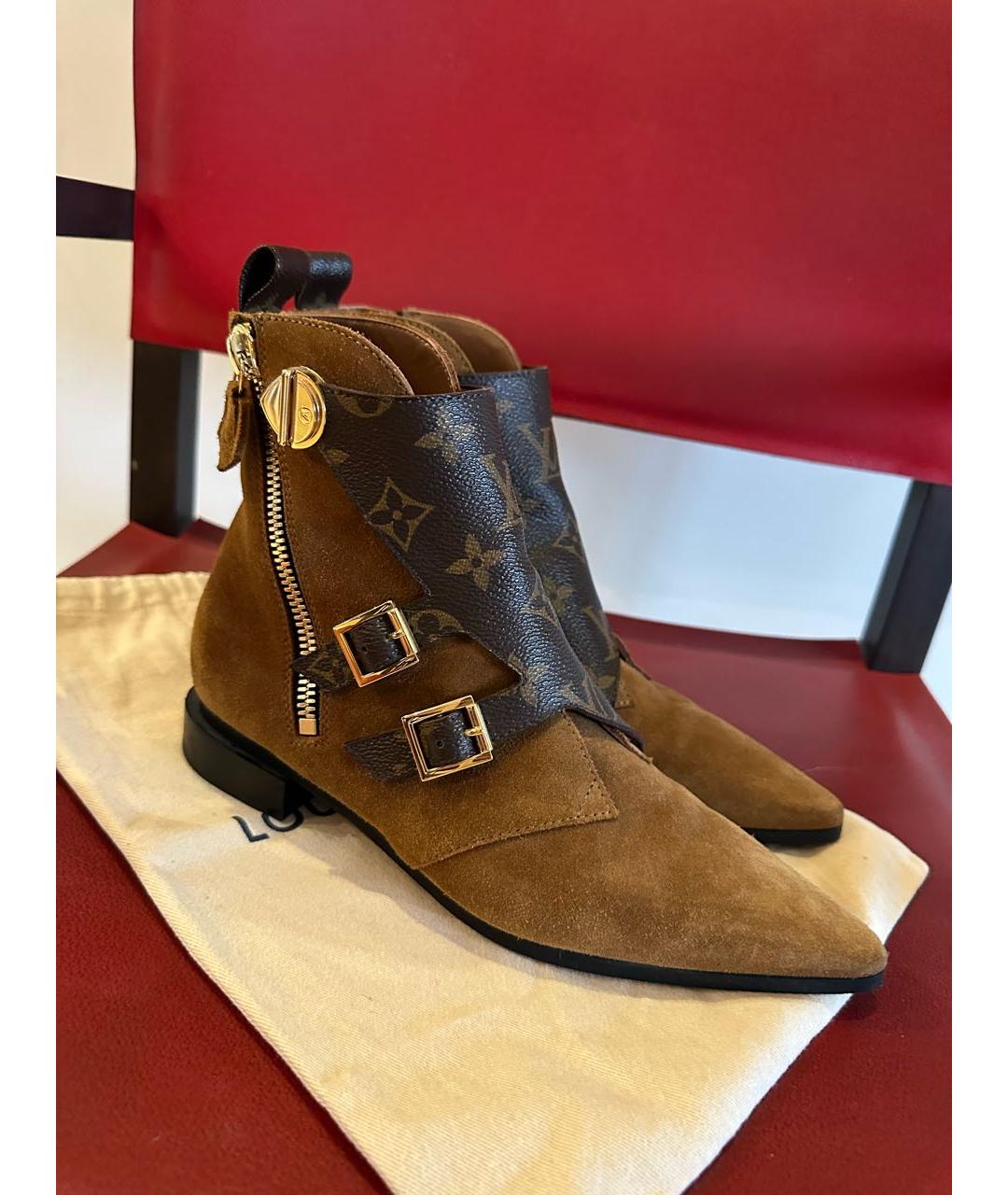 LOUIS VUITTON Коричневые замшевые ботильоны, фото 5