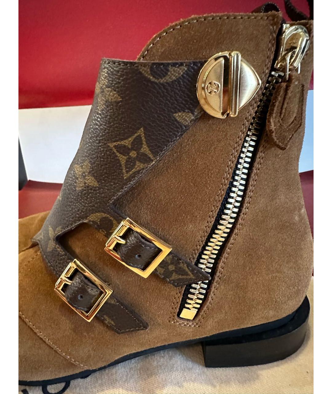 LOUIS VUITTON Коричневые замшевые ботильоны, фото 3