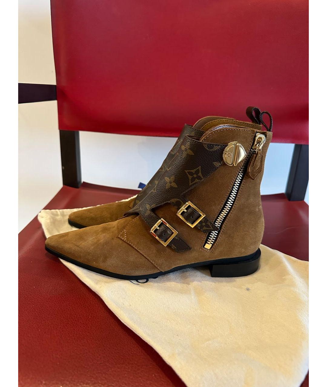 LOUIS VUITTON Коричневые замшевые ботильоны, фото 9