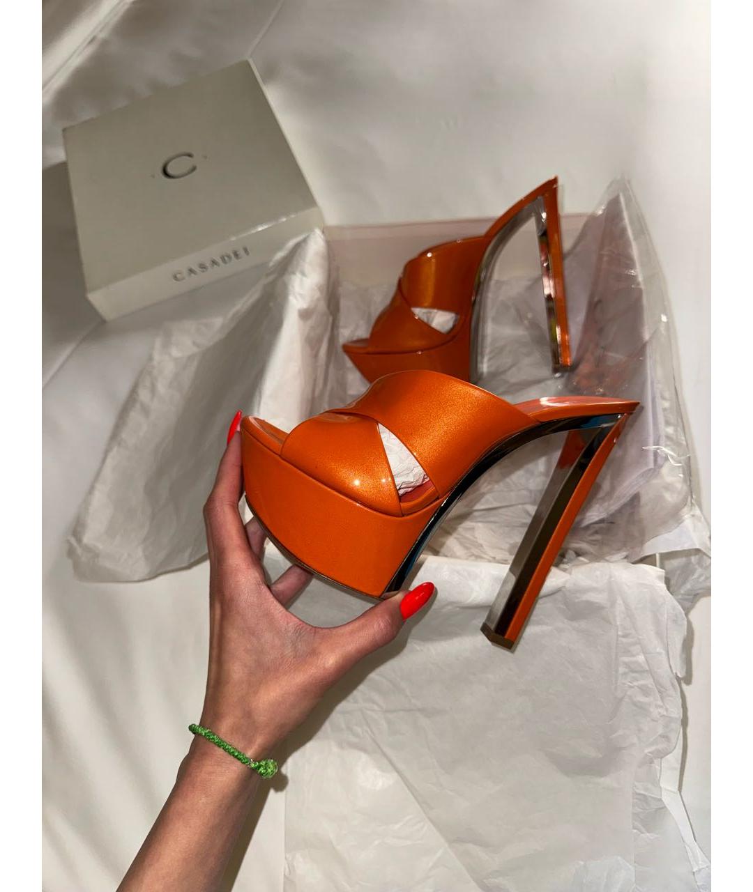CASADEI Оранжевое мюли из лакированной кожи, фото 4