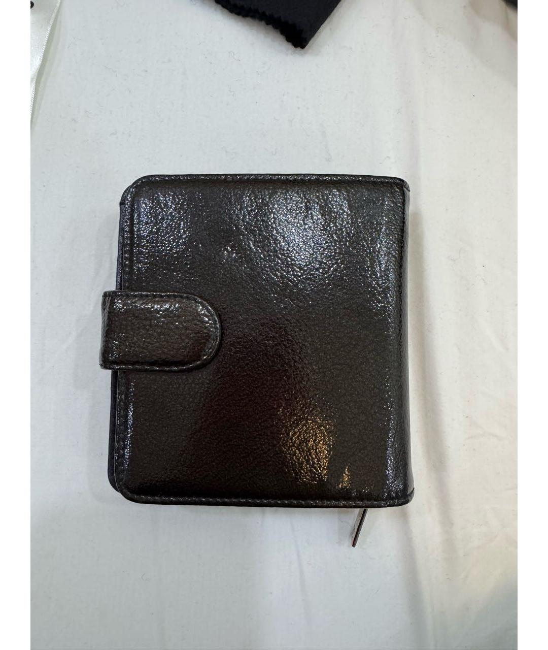 CHANEL Черный кошелек из лакированной кожи, фото 3