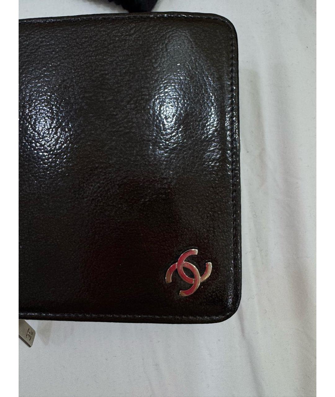 CHANEL Черный кошелек из лакированной кожи, фото 6