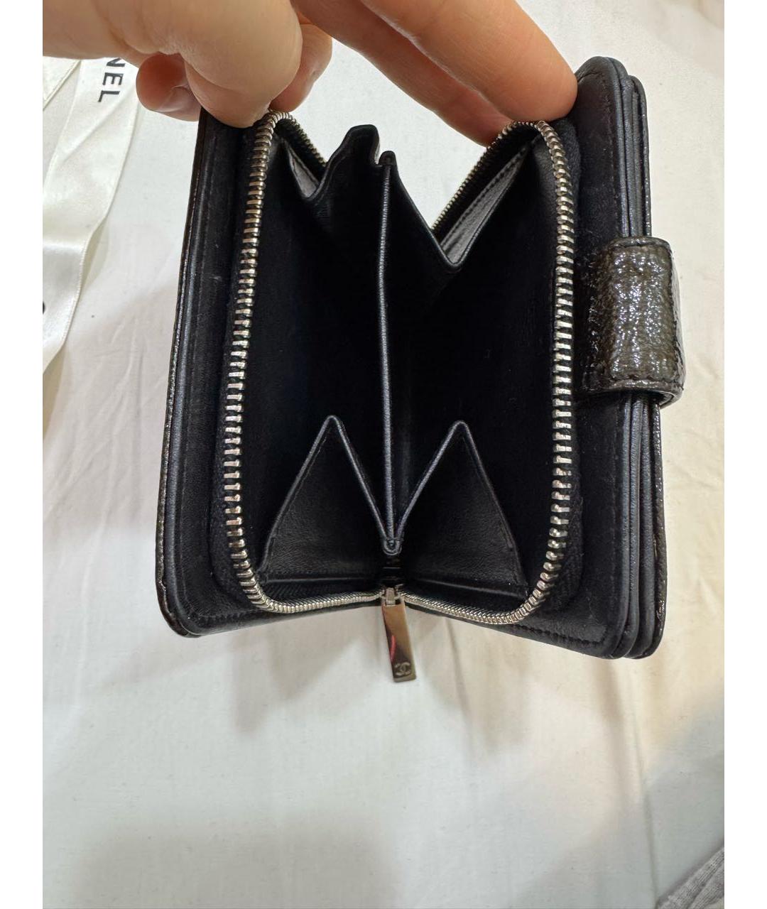 CHANEL Черный кошелек из лакированной кожи, фото 5